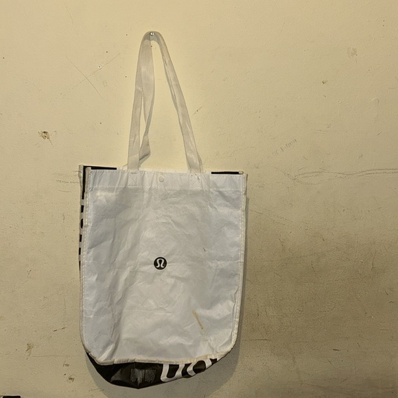 Stylish Lululemon White Tote Bag - Picture 3 of 6